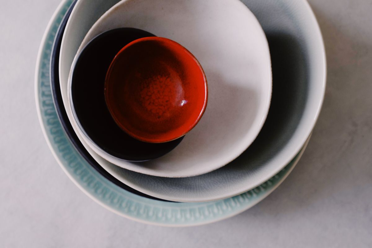 Shallow serving bowl